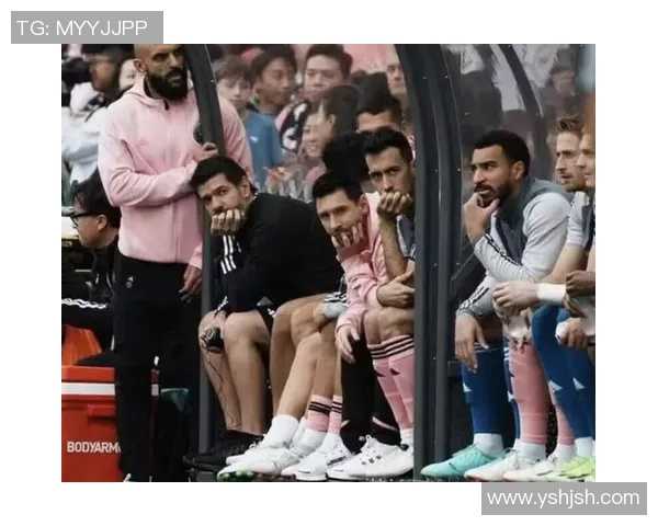 足球明星下大巴瞬间曝光引发球迷热议精彩画面尽在其中 足球明星下大巴瞬间曝光引发球迷热议精彩画面尽在其中